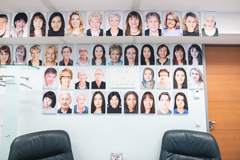 Портреты наших пациентов на стене почета в клиники Crystal Touch