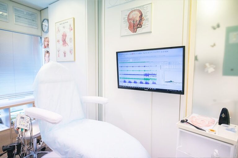 Diagnostic session in the clinic for Bells palsy
